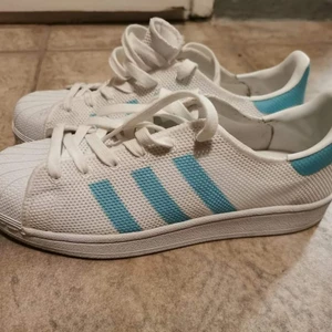 Adidas sneakers Stl 39 1/3 - Använd en gång, enda att anmärka på lite smuts 