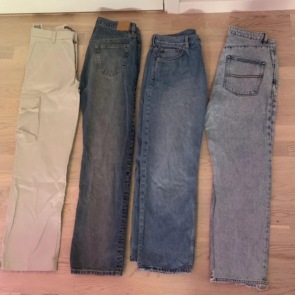 Vintage Jeans i bra skick! Olika storlekar på byxorna men skriv till mig så löser jag mått/storlek. Jeans & Byxor.