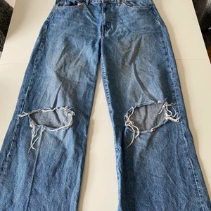 Jeans men hål - Väldigt fin men de används tyvärr inte.de är lite små i storleken. 