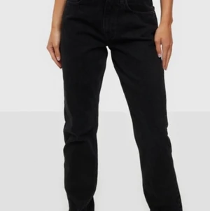 Zara midwaist jeans 32 - Säljer dessa jeans från zara då de är för små. De är i en washed svart färg och sitter bra men på mig är dessa för liten i midjan! Den är i nyskick dö jag aldrig använt dessa. ( lånad bild)