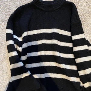 ❗️Randig stickad tröja från Ginatricot❗️ - 💕Säljer denna tröjan då jag inte använder den längre. Tröjan är i storlek M. Den är lite dammig och hårig på bilden, men tvättar allt innan jag postar det💕