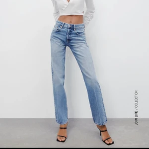 Zara straight jeans  - Säljer dessa jättesnygga zara jeansen som e väldigt populära, prislapp kvar och aldrig använda, säljer pga att jag köpte helt fel storlek och glömde skicka tillbaka dem i tid. 