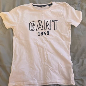 Vit gant tröja - Säljer mina fina gant tröja då den är för liten för mig. Kan inte hitta att den säljs någonstans och tror ig köpte för 400kr💕köpare står för frakten!