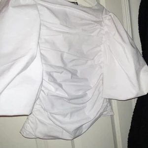 Vit topp - Sorry för dålig bild men den är billig vit topp köpte den för 250kr kommer sälja för 100kr