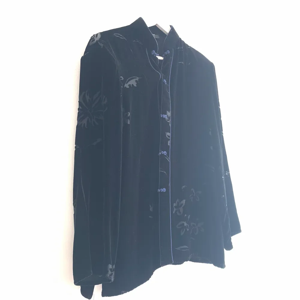 Kimonojacka / kofta i svart sammet, orientaliskt mönster med genomskinliga partier. XXXL men sitter som en L. Tröjor & Koftor.