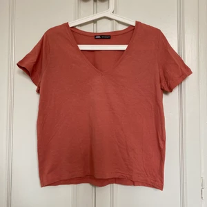 36 - Helt oanvänd t-shirt från Zara, fin färg och skönt material. 