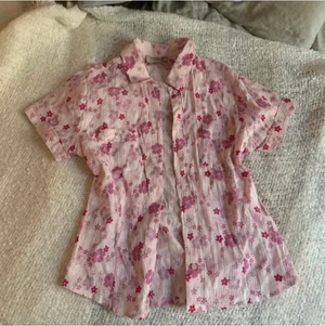 skjorta  - blommig skjorta köpt på plick men aldrig använd💕💕💕