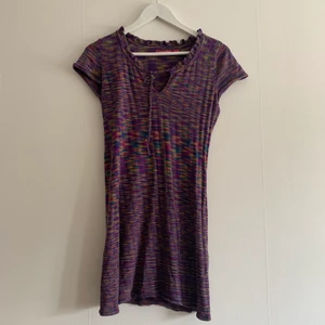 Tight stickad klänning - Tight stickad klänning som är flerfärgad, bekväm och söt!!