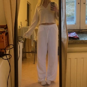 Linnebyxor  - Vita linnebyxor från h&m, är i M men har  tvättat dem så de sitter mer som en S 😚 