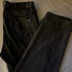 Woodbird Jeans med grå/svart stentvätt. Storlek 36/32 Perfekt för dig som är mellan 178-184 Sitter baggy & skönt 