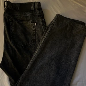 Gråa Jeans  - Woodbird Jeans med grå/svart stentvätt. Storlek 36/32 Perfekt för dig som är mellan 178-184 Sitter baggy & skönt 