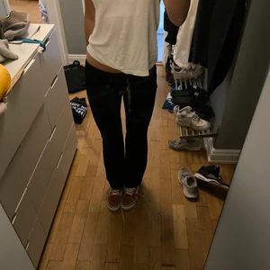 Lågmidjade kostymbyxor  - Säljer dessa skit snygga Lågmidjade kostymbyxorna. Jag är ungefär 169. 