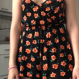 Hm playsuit - Hm playsuit i storlek 38, används en enda gång förra sommaren. Väääldigt skön och fin på kroppen