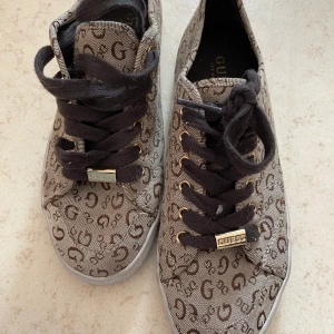 Guess skor - Guess skor använda fåtal gånger. Nypris 1,5-2000kr