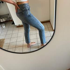 Snygga slim straight jeans, längden funkar på mig som är 180💕 köpare står för frakt 