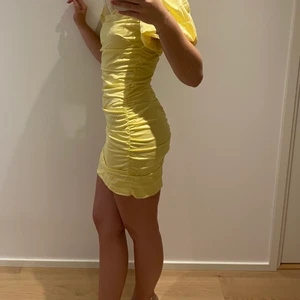 Gul klänning  - Gul klänning från Nelly i storlek 34💛 Aldrig använd, endast testad  Nypris 499kr Köparen står för frakten✨