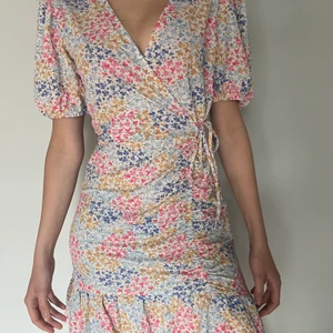 Blommig klänning - Blommig klänning från Gina🌸🌸 I princip aldrig använd!! 