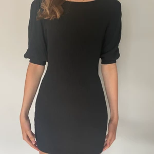 Fest Klänning  - Svart snygg fest klänning😍 Ganska kort för mig som är 170. Klänningen är i mycket bra skick. 