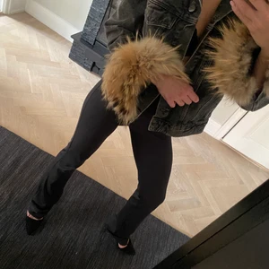 Jeans jacka med päls detaljer  - Super trendy Jeansjacka i topp skick med Äkta päls 