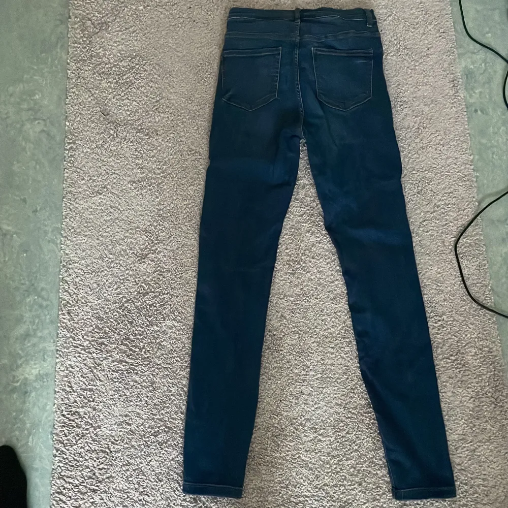 Använda jeans i fint skick som sitter väldigt skönt men tyvärr är för små för mig. Jeans & Byxor.