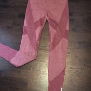 Tights/träningsbyxor M/S - Som ni ser har märkena färgats ur lite men det är vanliga träningsbyxor från Lager 157, minns inte riktigt storleken men sitter bra på M och funkar säkert som S också. har använt nåra ggr men har mest bara lega i lådan och tagit plats. Kunden stårför frak