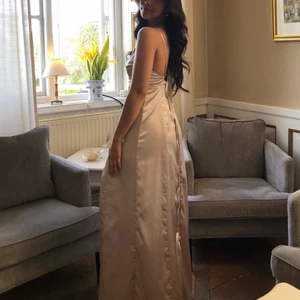 Satin balklänning  - Superfin champagnefärgad balklänning i satin, bra skick