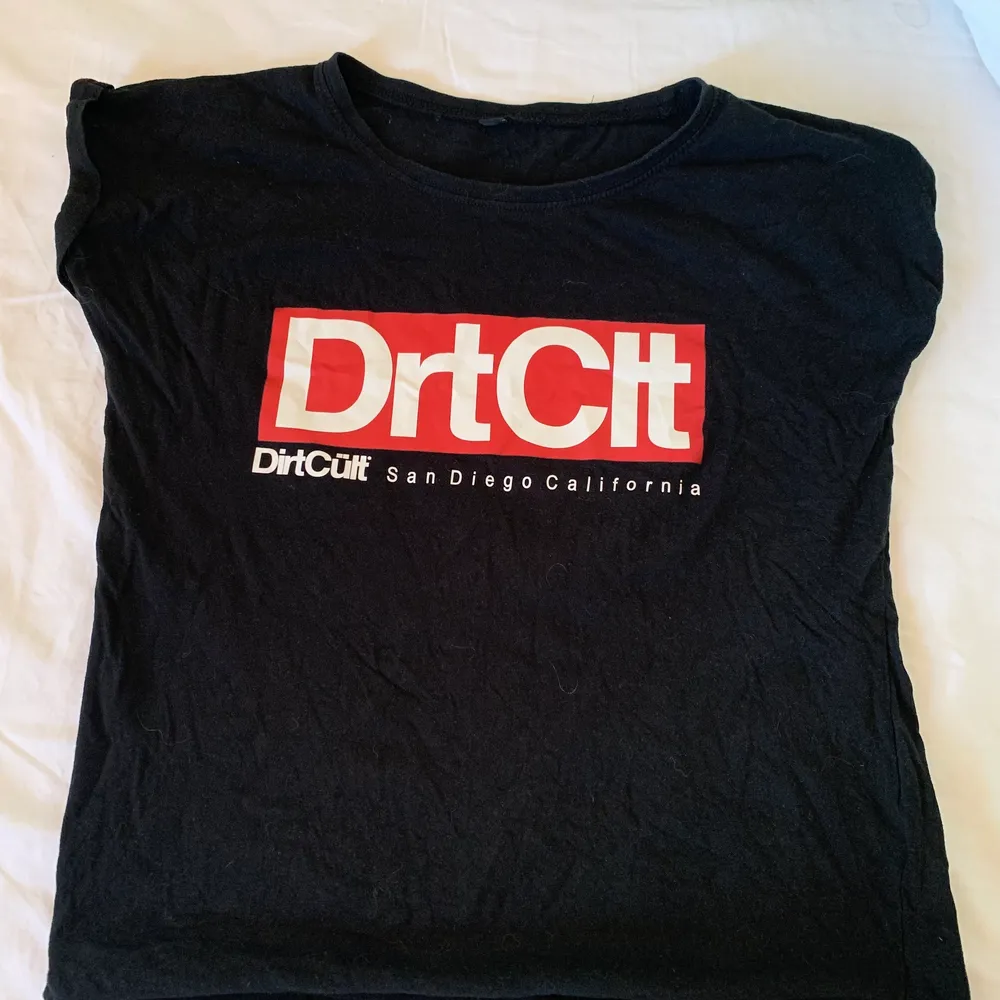 Tisha från dirtcult i storlek xs, använd en gång så den är som ny!💓. T-shirts.
