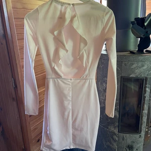 Klänning  - Söt klänning med öppen rygg i ljus rosa, aldrig använd 