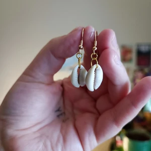 Örhängen från snäckor  - Guld örhängen med snäckor 🧜‍♀️fraktas för 20 kr med brev ✨✨