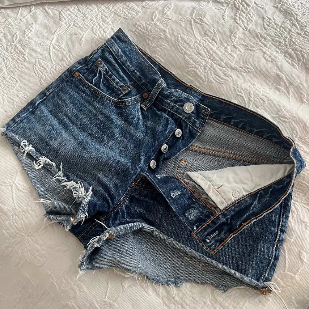 Jeansshorts 501 från Levis. Säljer för att de blivit för stora. Men annars jättefina och bra skick❤️❤️. Jeans & Byxor.
