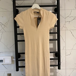 Klänning  - Klänning från boohoo som aldrig är använd. Den går ner under knäna på mig som är 166 cm. 