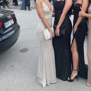 Balklänning  - Säljer min fina paljettklänning, färgen är champagnesilver! Storleken är xs/s! Använd endast en gång. Säljer på grund av att den ej kommer komma till användning igen. 