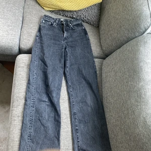 Byxor  - Svarta jeans från lager 157, dom är i bra skick 