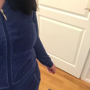 Mjukisset  - Fint mjukisset från Fshionnova. Köppt för 500 kr säljer för 190kr därav att den är använd samt saknar snöre. En aning kort för mig som är 168 cm. Byxorna är ej utsvängda. Säljer det röda och blåa setet tillsammans för 350kr 