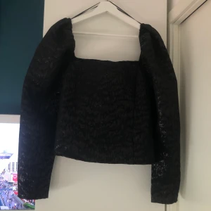 Festtopp  - Super snygg festtopp. Aldrig använd, bara testad. säljer den då toppen var för liten över min byst