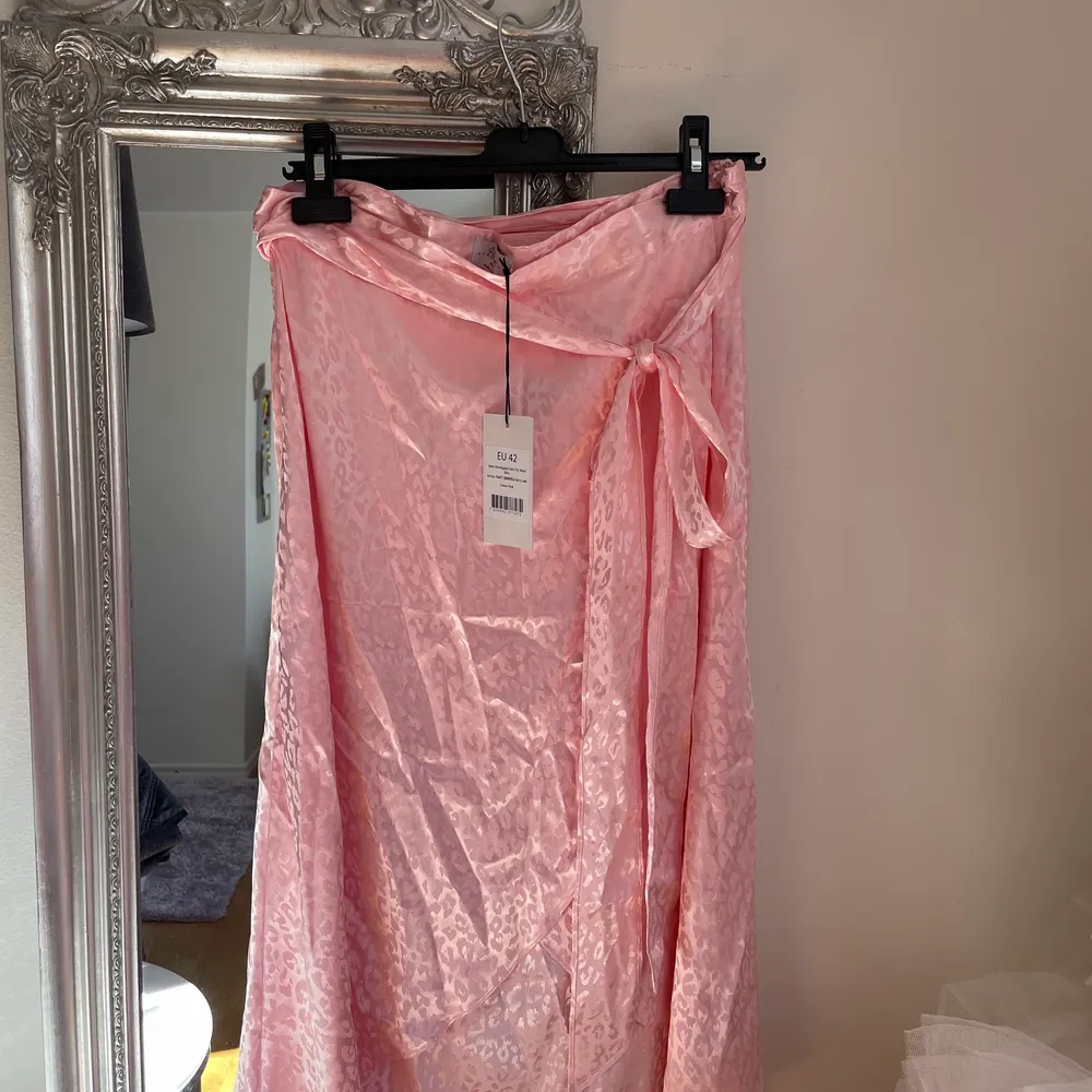 Nypris 499kr Helt ny kjol, har fortfarande lappen kvar! Superfin rosa färg i satin material.  . Kjolar.