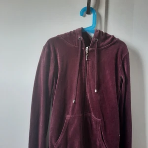 Vinröd/lila kofta  - Säljer nu min kofta! Den är ifrån cubus. Knappt använd och tvättas innan. 