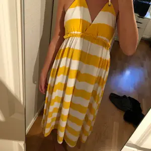 Somrig klänning i storlek M från H&M