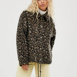 S - Brun leopardjacka från Weekday  