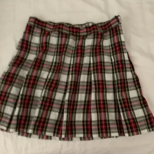 Kjol - Detta är en fint kjol som är knappast använt har avänt bara 2-3 gånger men är fortfarande jätte fint och ser bättre ut irl kan frakta och mötas upp! frakt är 39kr