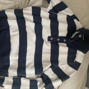 Stickad tröja med krage - En oversized randig stickad tröja, ganska stor på mig(164cm). Kragen har knappar och grå insida. Perfekt skick, köpt på second hand från herravdelningen. Pris kan diskuteras