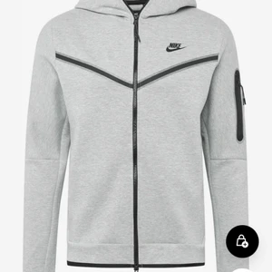 Nike - Toppen skick, dragkedja som ny, inget fel, sitter grymt bra på 160 cm lång person, pris kan diskuteras