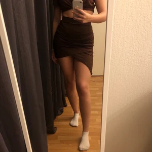 Kjol - Festlig och smickrande kjol. Föredrar lite länge kjolar🤓 därför vill jag sälja. Använd 1-2 gg. Storleken är M men skulle personligen säga att den är som en S 