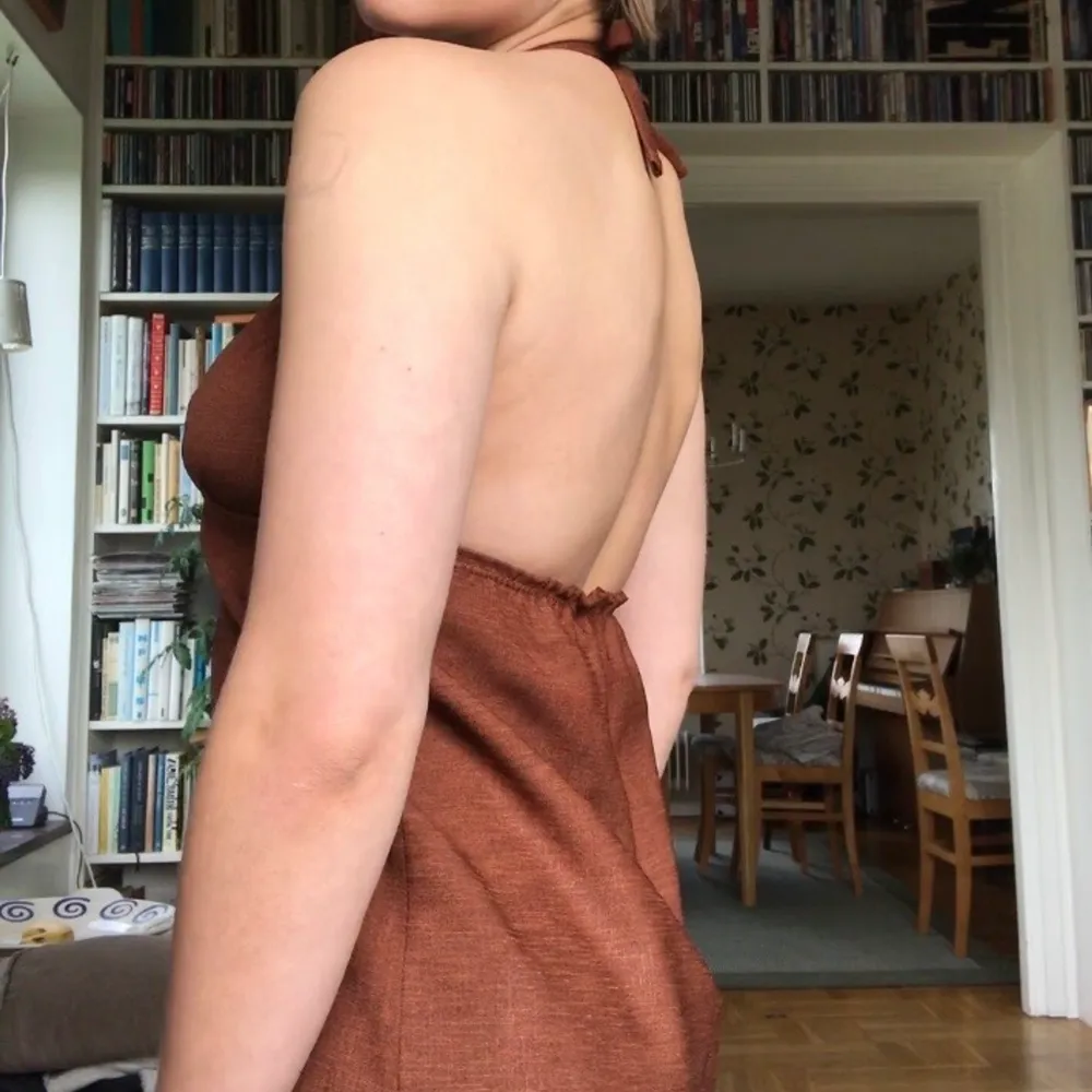Så härlig klänning som jag sytt själv! Resår i rygg och justerbar i nacken! Jag är en S/M/38 och 171cm som referens❤️. Klänningar.