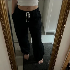 Mörkblåa linnebyxor  - Mörkblåa linnebyxor. Köpta på Plick men passade inte mig. Så säljer vidare! Tidigare säljares bilder❤️