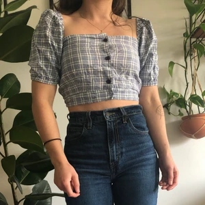 Milkmaid topp - Gullig topp. Milkmaid-stil.   Sytt den själv från en herrskjorta. Jättefin men är aningen liten för mig över brösten. Skulle säga att den passar någon med  A/B-kupa! 