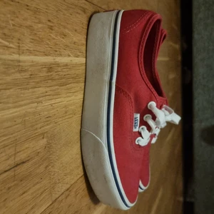 Vans  - Röda vans med platå. Använda fåtal gånger.
