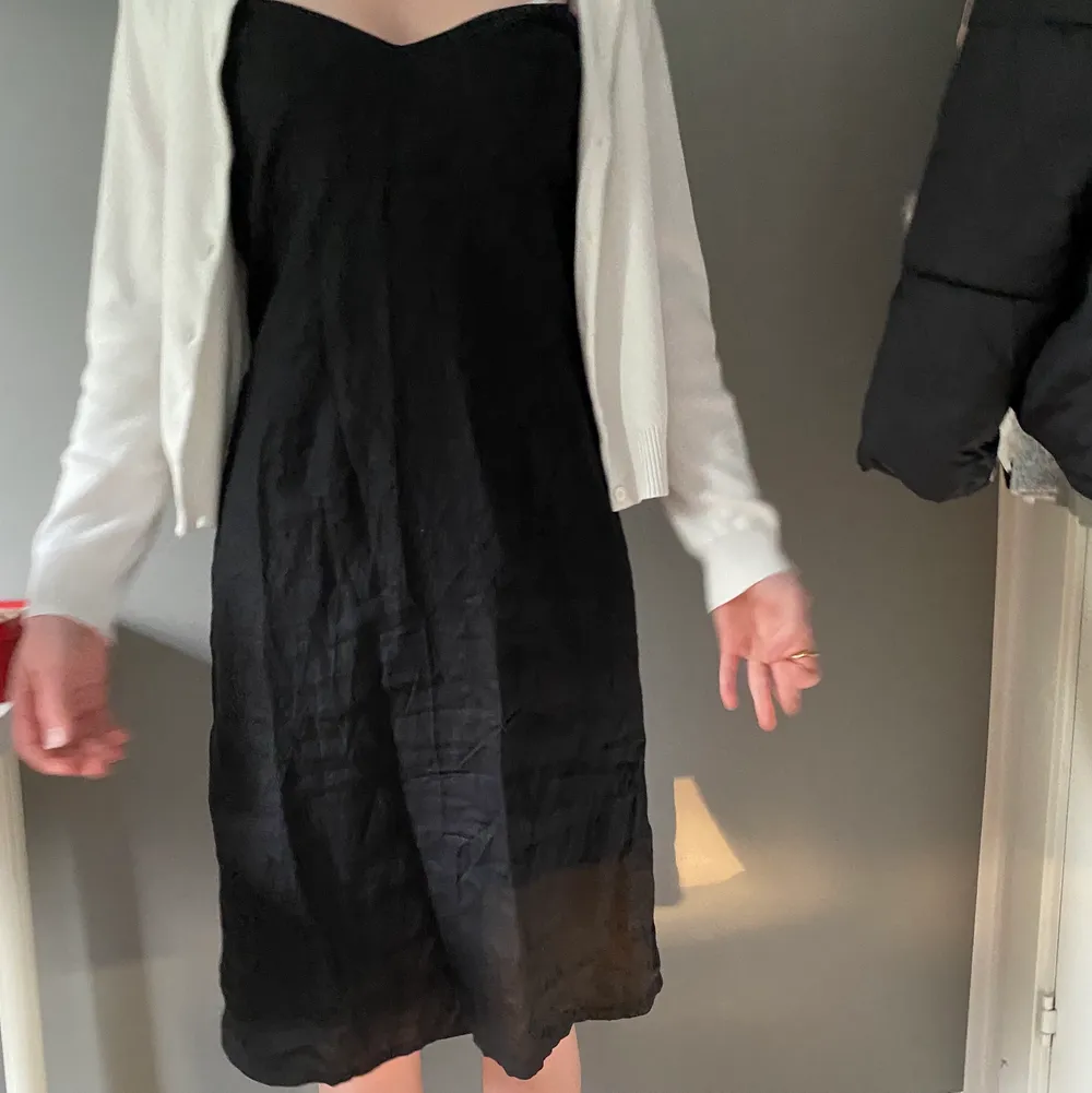 En jätte fin svart klänning som passar perfekt med en kofta i någon färg! Skriv för fler bilder. Storlek: M och säljs för 150kr. Klänningar.