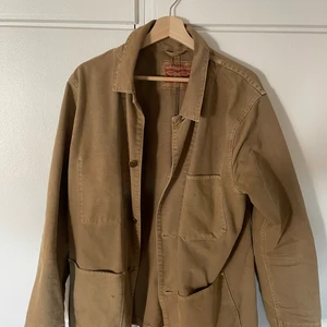 Levis jacka.  - Bra skick. Perfekt till sommaren med en t shirt under. Säljes pga att den aldrig används.