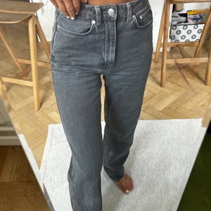 Weekday Rowe  - Waist 25 length 32. Från weekday i en grå färg. Super snygga, knappt använda. 